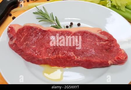 Ein gereiftes Hereford-Sirloin-Steak auf einem Teller. Stockfoto