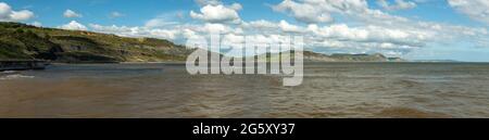 Panoramafoto vom Lyme Regis Strand der Dorset Küste mit vielen berühmten Sehenswürdigkeiten wie Stonebarrow Charmouth und Golden Cap Berg Stockfoto