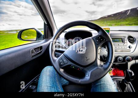 Krafla, Island - 16. Juni 2018: Kleiner Hyundai i10 Smart Car Standpunkt beim Fahren auf der berühmten Ringstraße mit isländischer Landschaft im Fenster Stockfoto