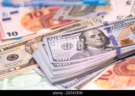 Hintergrund aus Dollar, Euro-Banknoten auf einem Tisch Stockfoto