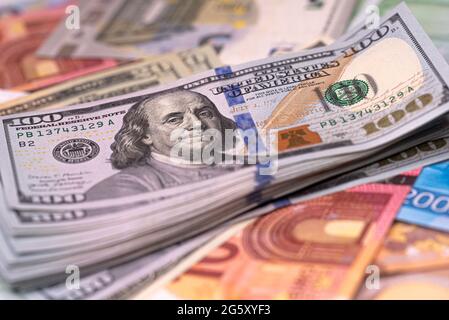 Hintergrund aus Dollar, Euro-Banknoten auf einem Tisch Stockfoto