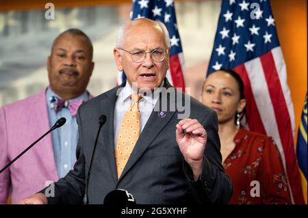 Washington, Usa. 30. Juni 2021. US-Repräsentant Paul Tonko (D-NY) sprach auf einer Pressekonferenz über H.R. 3684, den Investing in a New Vision for the Environment and Surface Transportation in America Act oder den INVEST in America Act im US-Kapitol. Kredit: SOPA Images Limited/Alamy Live Nachrichten Stockfoto