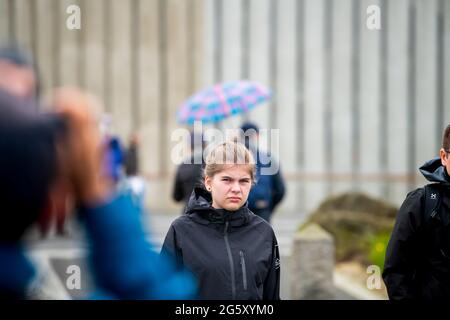 Reykjavik, Island - 19. Juni 2018: Junge Frauen unglücklich offen am regnerischen Tag vor der lutherischen Kirche von Hallgrimskirkja Stockfoto