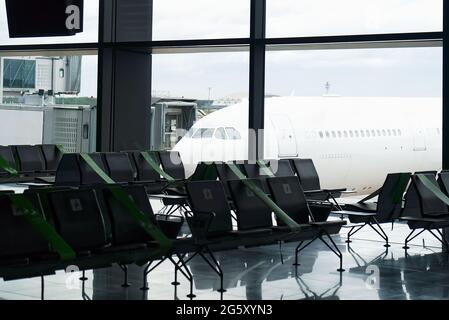 Leere Lounge, Halle am internationalen Flughafen. Geringe Anzahl von Reisenden während der Epidemie von 19. Stockfoto