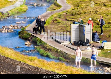 Hveragerdi, Island - 18. September 2018: Menschen, die am Herbsttag in Südisland auf dem Weg in Reykjadalur im Thermalwasser baden Stockfoto