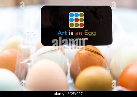 Nellysford, USA - 18. April 2021: Nahauffangmakro der Farm frisches buntes Erbstück bunte Eier in Nelson County, Virginia von Art is an Egg local fa Stockfoto