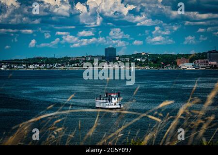 Altes Paddelboot, das als Fähre von halifax Cables Wharf zur insel georges in Nova scotia diente Stockfoto