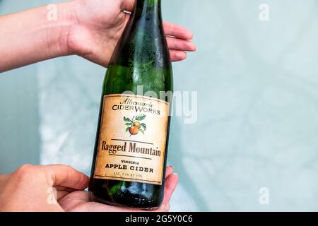 Nellysford, USA - 29. April 2021: Nahaufnahme einer alkoholhaltigen Hartmost-Flasche mit Beschriftungstext für Albemarle Ciderworks berühmte Cidery in Virginia Hand Stockfoto