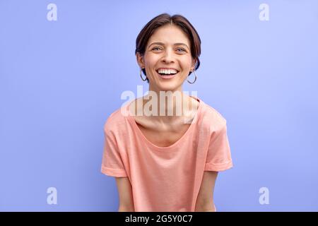 Fröhliche Frau lächeln, positive Frau in einfachen Casual T-Shirt posiert vor der Kamera, fröhlich und emotional, schöne Frau genießen Freizeit, glänzen mit happin Stockfoto