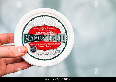 Nellysford, USA - 29. April 2021: Nahaufnahme des Schildlabels und des Produkts von Mascarpone-Käse, einem italienischen Sahnehaus, das bei Trader Joe's gekauft wurde Stockfoto