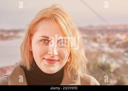 Sonniger Wintertag in Istanbul reist eine junge Frau in die Türkei. Stockfoto
