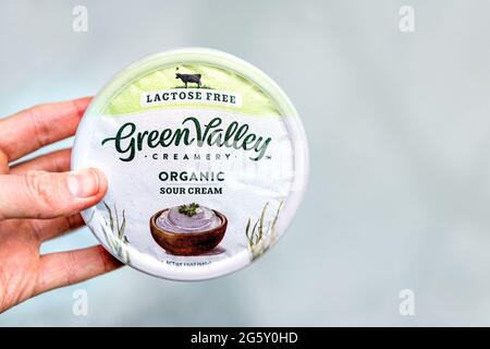 Nellysford, USA - 29. April 2021: Nahaufzeichnungsmakro und Produkt von Green Valley laktosefrei intolerant organisch gesunde saure Creme Stockfoto