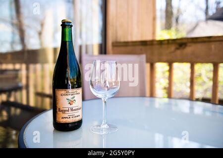 Nellysford, USA - 29. April 2021: Alkohol-Hartmost-Flasche mit Beschriftungstext für Albemarle Ciderwork berühmte Cidery in Virginia Stockfoto