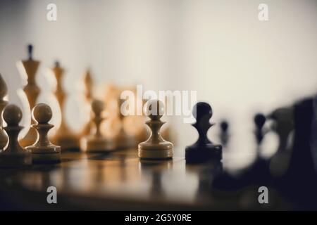 Zwei Schachfiguren sind Schachfiguren: Schwarz und weiß. Schachfiguren aus Holz auf dem Schachbrett. Intellektuelles Spiel -Schach. Schachfiguren auf dem Brett. Ein Spiel von che Stockfoto