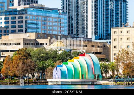 Orlando, USA - 16. Januar 2021: Blick auf die Innenstadt Floridas im Lake Eola Park malerische städtische Wolkenkratzer Gebäude und Kunstskulpturen Bunte Inst Stockfoto