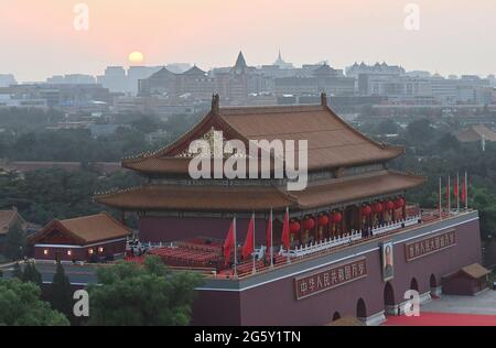 Peking, China. Juli 2021. Die Sonne geht am 1. Juli 2021 in Peking, der Hauptstadt Chinas, auf. Quelle: Li Xiang/Xinhua/Alamy Live News Stockfoto