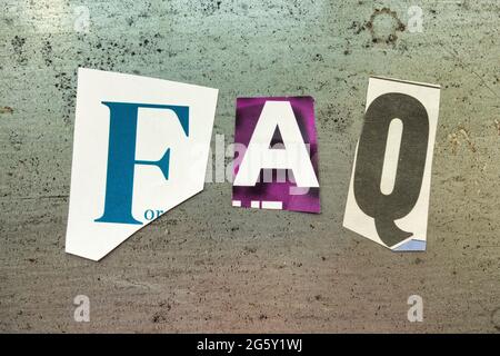 Das Akronym FAQ steht für „Frequently Asked Questions“ und wird in der Typografie „Ransom Note“, USA, geschrieben Stockfoto
