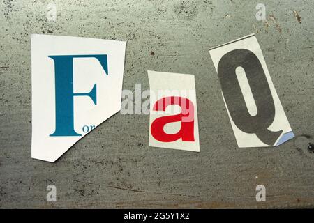 Das Akronym FAQ steht für „Frequently Asked Questions“ und wird in der Typografie „Ransom Note“, USA, geschrieben Stockfoto