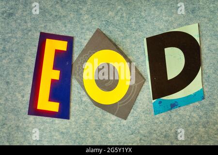 Das Akronym EOD steht für „End of Day“ und wird in der Typografie „Ransom Note“, USA, geschrieben Stockfoto