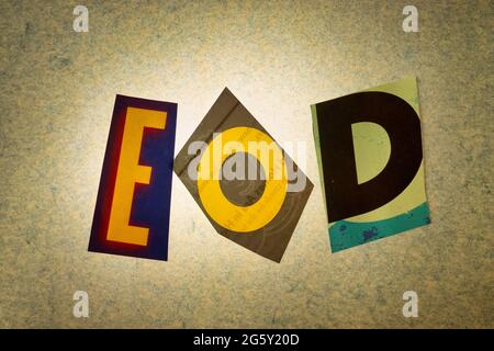 Das Akronym EOD steht für „End of Day“ und wird in der Typografie „Ransom Note“, USA, geschrieben Stockfoto