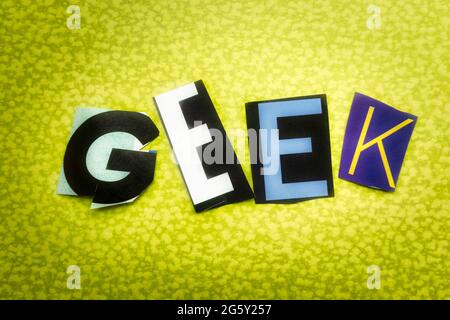 Das Wort „Geek“ mit ausgeschnittenen Papierbuchstaben in der Lösegeld-Note-Effekt-Typografie Stockfoto