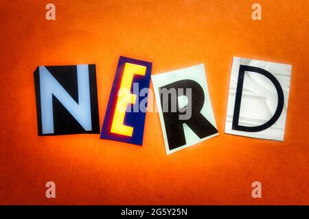 Das Wort „Nerd“ mit ausgeschnittenen Papierbuchstaben in der Lösegeld-Note-Effekt-Typografie Stockfoto