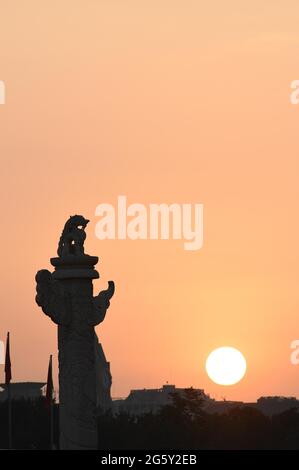 Peking, China. Juli 2021. Die Sonne geht am 1. Juli 2021 in Peking, der Hauptstadt Chinas, auf. Quelle: Zhang Haofu/Xinhua/Alamy Live News Stockfoto