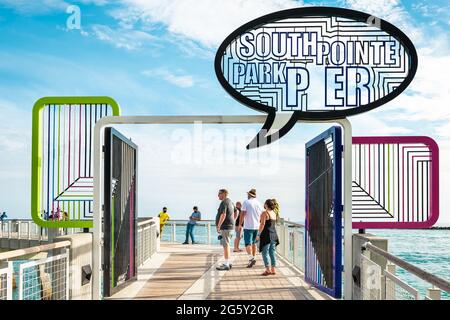 Miami Beach, USA - 17. Januar 2021: South Beach Lummus Park Promenade und Schild Eingang zum South pointe Park Pier am südlichen Ende von Miami Beach Stockfoto