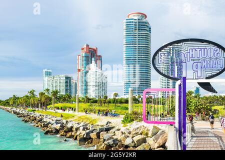 Miami Beach, USA - 17. Januar 2021: South Beach Lummus Park und Küstengebäude am Wasser und Schild für den South pointe Park Pier am südlichen Ende Stockfoto