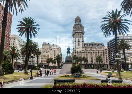 MONTEVIDEO, URUGUAY - 18. FEB 2015: Blick auf den Plaza Independecia im Zentrum von Montevideo. Stockfoto