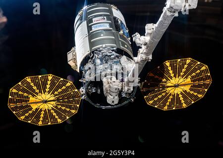 Die Northrop Grumman Cygnus Raumsonde wird von der Canada Arm2 kurz vor der Veröffentlichung von der Internationalen Raumstation nach einer viermonatigen Frachtmission am 29. Juni 2020 in Earth Orbit gequellt. Stockfoto