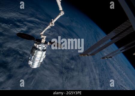 Die Northrop Grumman Cygnus Raumsonde wird von der Canada Arm2 kurz vor der Veröffentlichung von der Internationalen Raumstation nach einer viermonatigen Frachtmission am 29. Juni 2020 in Earth Orbit gequellt. Stockfoto