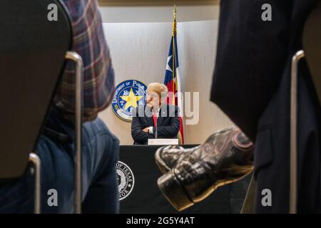 WESLACO, TEXAS - 30. JUNI: Der ehemalige Präsident DONALD TRUMP hört am 30. Juni 2021 bei einem Briefing zur Grenzsicherheit in Weslaco, Texas, zu. Gov. Abbott hat zugesagt, eine staatlich finanzierte Grenzmauer zwischen Texas und Mexiko zu errichten, da ein Anstieg von hauptsächlich mittelamerikanischen Einwanderern, die in die Vereinigten Staaten einwandern, die US-Einwanderungsbehörden herausgefordert hat. Bisher haben Agenten der US-Grenzpolizei im Jahr 2021 mehr als 900,000 Einwanderer festgenommen, die an der Südgrenze in die Vereinigten Staaten einwanderten. POOL/Brandon Bell Stockfoto