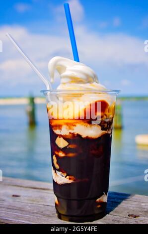 Ein Eisbecher der Frosty Sea Turtle ist auf dem Dock im BGH Cafe am 29. Juni 2021 in Dauphin Island, Alabama, abgebildet. Stockfoto