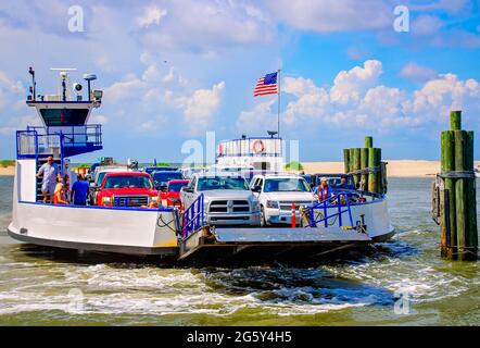 Die Mobile Bay Ferry nähert sich der Fähranlegestelle am 29. Juni 2021 in Dauphin Island, Alabama. Stockfoto