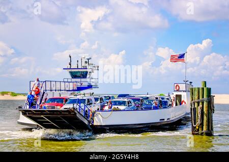 Die Mobile Bay Ferry nähert sich der Fähranlegestelle am 29. Juni 2021 in Dauphin Island, Alabama. Stockfoto