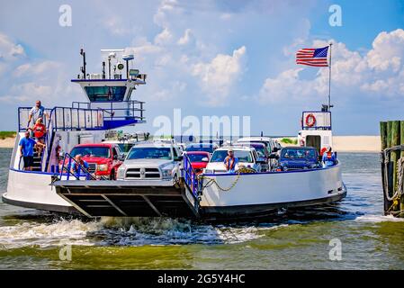 Die Mobile Bay Ferry nähert sich der Fähranlegestelle am 29. Juni 2021 in Dauphin Island, Alabama. Stockfoto