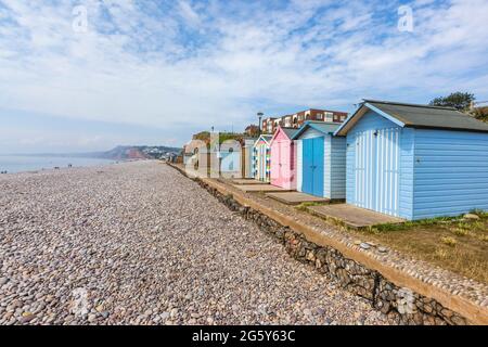 Farbenfrohe Strandhütten an der Promenade von Budleigh Salterton, einer kleinen Stadt an der Jurassischen Küste mit einem steinigen Strand in East Devon, Südwestengland Stockfoto