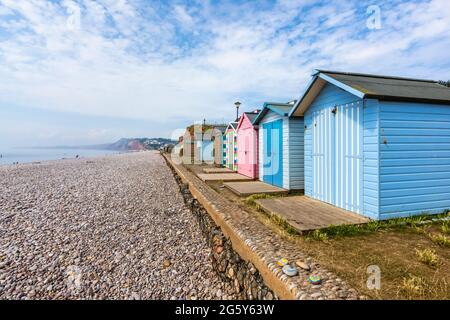 Farbenfrohe Strandhütten an der Promenade von Budleigh Salterton, einer kleinen Stadt an der Jurassischen Küste mit einem steinigen Strand in East Devon, Südwestengland Stockfoto