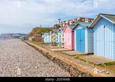 Farbenfrohe Strandhütten an der Promenade von Budleigh Salterton, einer kleinen Stadt an der Jurassischen Küste mit einem steinigen Strand in East Devon, Südwestengland Stockfoto