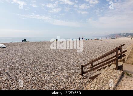 Holztreppen führen hinunter zum Kiesstrand in Budleigh Salterton, einer unberührten kleinen Stadt an der Jurassischen Küste in East Devon, Südwestengland Stockfoto