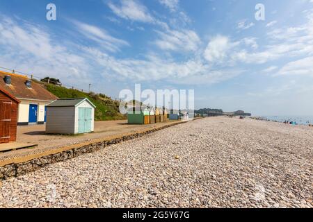 Kiesstrand und bunte Hütten in Budleigh Salterton, einer malerischen, unberührten kleinen Stadt an der Jurassischen Küste in East Devon, Südwestengland Stockfoto