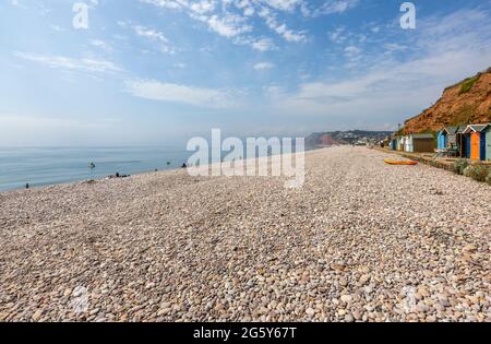 Kiesstrand und bunte Hütten in Budleigh Salterton, einer malerischen, unberührten kleinen Stadt an der Jurassischen Küste in East Devon, Südwestengland Stockfoto