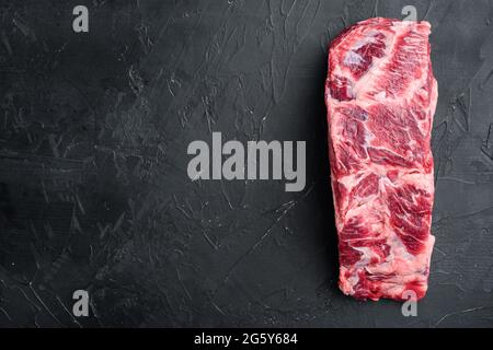 Scotch Filet, komplett geschnitten, marmoriertes Rinderrippenauge, Top Choice Fleischset, auf schwarzem Stein-Hintergrund, Draufsicht flach liegend, mit Platz für Text Stockfoto