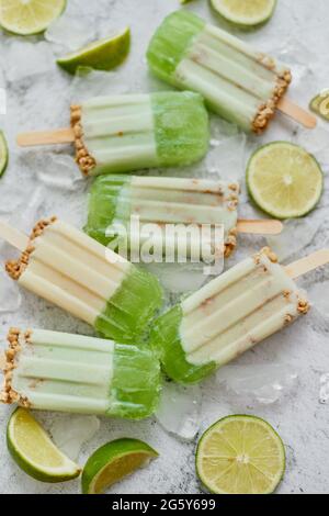 Limette und Sahne hausgemachte Eis oder Eis mit Eiswürfeln auf grauen Stein Hintergrund platziert Stockfoto