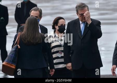 MEXIKO-STADT, MEXIKO - 8. JUNI: Außenministerin Marcelo Ebrard, während der Rückkehr von Vizepräsidentin Kamala Harris zur gemeinsamen Basis Andrews in Washington, DC. Nach ihrem Arbeitsbesuch in Mexiko am internationalen Flughafen Benito Juarez am 8. Juni 2021 in Mexiko-Stadt, Mexiko-Stadt. Bild: Carlos Tischler/Eyepix Group/The Photo Access Stockfoto