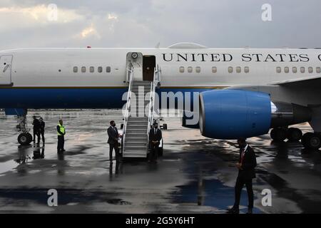 MEXIKO-STADT, MEXIKO - 8. JUNI: Der US-Geheimdienst überprüft das Flugzeug, bevor Vizepräsident Kamala Harris am 8. Juni 2021 in Mexiko-Stadt, Mexiko, zur gemeinsamen Basis Andrews in Washington, DC, fliegt. Bild: Carlos Tischler/Eyepix Group/The Photo Access Stockfoto