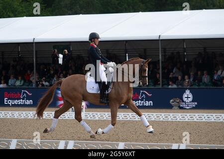 Windsor, Großbritannien. 30. Juni 2021. Charlotte Dujardin reitet Pferd Gio bekannt als Kürbis. Auf dem privaten Gelände des Windsor Castle gelegen, 1,000 glückliche Gäste konnten heute Mitglieder der GB Olympic Dressage und der GB Olympic Eventing Mannschaften beim Training ihrer Tokio-Tests zusehen, bevor sie zu den Olympischen Spielen 2021 in Tokio aufbrechen. Die Royal Windsor Horse Show wird am Mittwoch, den 1. Juli 2021 offiziell eröffnet und läuft bis Sonntagabend. Quelle: Maureen McLean/Alamy Live News Stockfoto