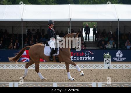 Windsor, Großbritannien. 30. Juni 2021. Charlotte Dujardin reitet Pferd Gio bekannt als Kürbis. Auf dem privaten Gelände des Windsor Castle gelegen, 1,000 glückliche Gäste konnten heute Mitglieder der GB Olympic Dressage und der GB Olympic Eventing Mannschaften beim Training ihrer Tokio-Tests zusehen, bevor sie zu den Olympischen Spielen 2021 in Tokio aufbrechen. Die Royal Windsor Horse Show wird am Mittwoch, den 1. Juli 2021 offiziell eröffnet und läuft bis Sonntagabend. Quelle: Maureen McLean/Alamy Live News Stockfoto