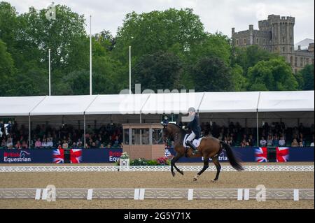 Windsor, Großbritannien. 30. Juni 2021. Tom McEwen fährt Toledo de Kerser. Auf dem privaten Gelände des Windsor Castle gelegen, 1,000 glückliche Gäste konnten heute Mitglieder der GB Olympic Dressage und der GB Olympic Eventing Mannschaften beim Training ihrer Tokio-Tests zusehen, bevor sie zu den Olympischen Spielen 2021 in Tokio aufbrechen. Die Royal Windsor Horse Show wird am Mittwoch, den 1. Juli 2021 offiziell eröffnet und läuft bis Sonntagabend. Quelle: Maureen McLean/Alamy Live News Stockfoto